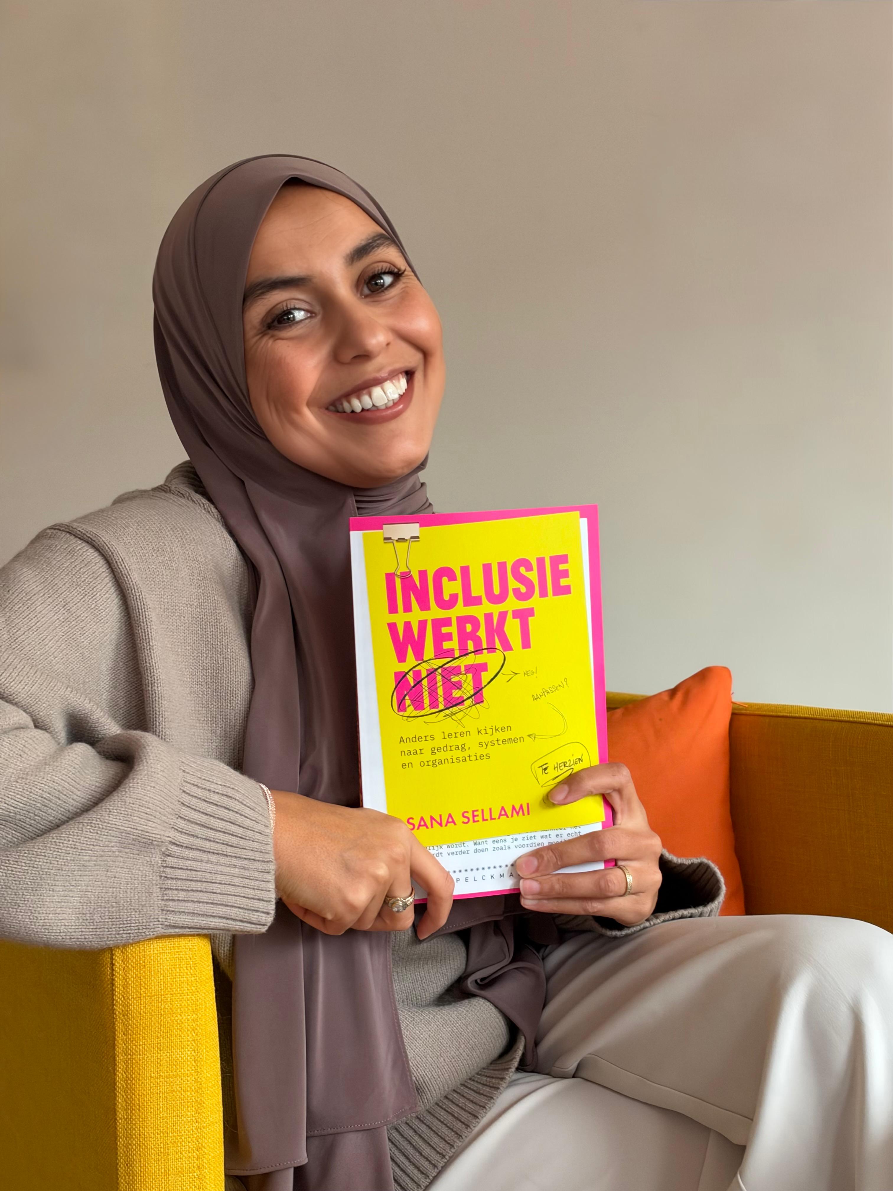 Sana Sellami met haar nieuwe boek Inclusie werkt (niet)